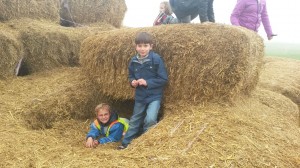 Beim Toben im Stroh (3)