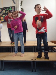 Sereen und Luis beim Nikolauslied