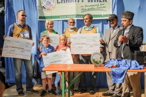 Die Schecks werden überreicht