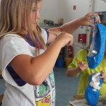 Wir bemalen unsere Gipsschuhe.Bild8