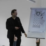 Herr Bertram zeigt die Illustrationen seines Illustrators Thortsen Saleina