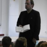 Herr Bertram liest.