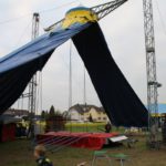 Das Zelt wird abgebaut.