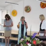 Die Schulleiterinnen Frau Lehr und Frau Blitz grtaulieren.