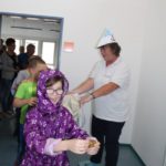 Frau Steinkopf verteilt Süßes zum Abschied.