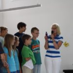 Frau Meier überreicht die Schultüten