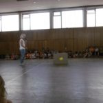 Frau Meier hat die Geschenke mitgebracht.