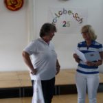 Frau Steinkopf mit großem Taschentuch bekommt ihr Urkunde verlesen.