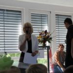 Frau Meier begrüßt die neuen Schülerinnen und Schüler.