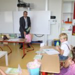 Herr Helfmann überreicht die Flaschen der Firma Tupperware.