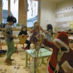 In den Klassen wird getanzt.