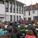 Wir feiern vor dem Rathaus.