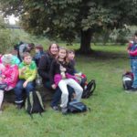 Wir sitzen auf dem alten Mühlenstein.