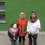 Auf dem Schulhof geht die Party weiter.