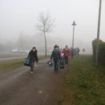 Auf dem Weg vom Bus zur Eisbahn