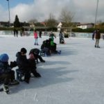 Wir genießen die Sonne und schauen großen Roßdörfer Schülern beim Eishockey zu.
