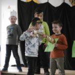 Der Prinz öffnet die erste Tür mit seinem goldenen Schlüssel.