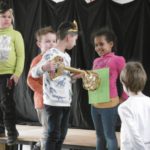 Der Prinz öffnet die zweite Tür mit seinem goldnen Schlüssel.