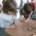 Wir ritzen schöne Muster in unsere Schalen.