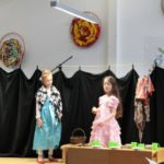 Die böse Königin bringt Schneewittchen den vergifteten Apfel.